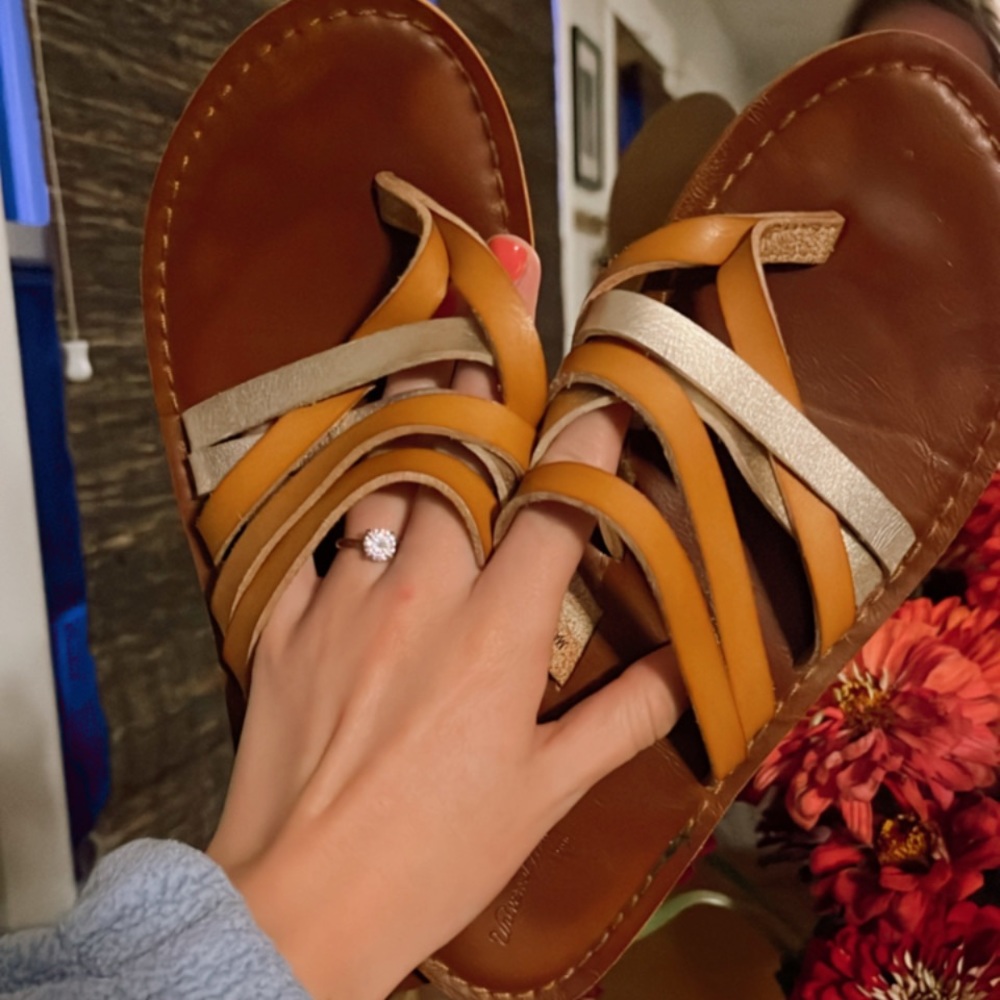 UNIVERSAL THREAD sandals 7.5